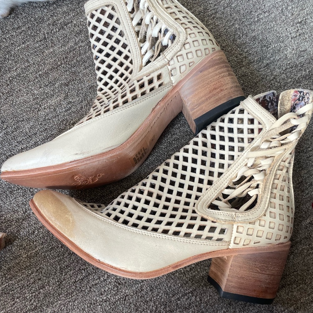 FREE BIRD Cream Ankle Boots - Picture 4 of 11